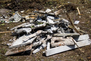Derhachi, Ukrayna, 27 Haziran 2024 Derhachi kasabasındaki yıkılmış ev. Rus kuvvetleri Kharkiv Oblastı 'ndaki Derhachi kasabasını güdümlü bir hava bombasıyla vurdular..