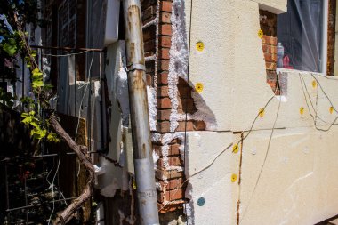 Derhachi, Ukrayna, 27 Haziran 2024 Derhachi kasabasındaki yıkılmış ev. Rus kuvvetleri Kharkiv Oblastı 'ndaki Derhachi kasabasını güdümlü bir hava bombasıyla vurdular..