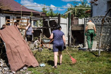 Derhachi, Ukrayna, 27 Haziran 2024 Derhachi kasabasındaki yıkılmış evlerin sakinleri Rus kuvvetlerinin güdümlü hava bombasıyla yaptığı saldırının ardından enkazı temizledi..