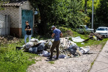 Derhachi, Ukrayna, 27 Haziran 2024. Derhachi şehrinin teknik servisleri, güdümlü hava bombasıyla yapılan bir saldırı sonrasında hasar gören elektrik ve gaz sistemini onarıyor..