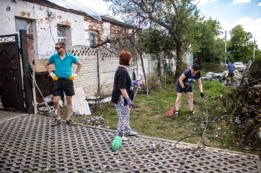 Derhachi, Ukrayna, 27 Haziran 2024 Derhachi kasabasındaki yıkılmış evlerin sakinleri Rus kuvvetlerinin güdümlü hava bombasıyla yaptığı saldırının ardından enkazı temizledi..