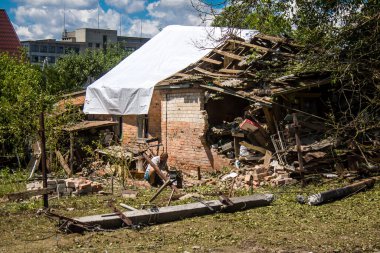Derhachi, Ukrayna, 27 Haziran 2024 Derhachi kasabasındaki yıkılmış ev. Rus kuvvetleri Kharkiv Oblastı 'ndaki Derhachi kasabasını güdümlü bir hava bombasıyla vurdular..