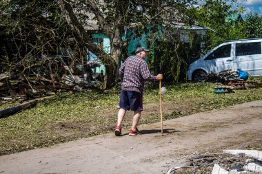 Derhachi, Ukrayna, 27 Haziran 2024 Derhachi kasabasındaki yıkılmış evlerin sakinleri Rus kuvvetlerinin güdümlü hava bombasıyla yaptığı saldırının ardından enkazı temizledi..