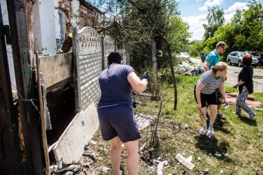 Derhachi, Ukrayna, 27 Haziran 2024 Derhachi kasabasındaki yıkılmış evlerin sakinleri Rus kuvvetlerinin güdümlü hava bombasıyla yaptığı saldırının ardından enkazı temizledi..