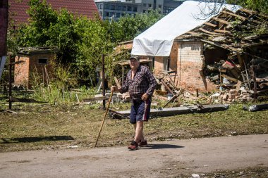 Derhachi, Ukrayna, 27 Haziran 2024 Derhachi kasabasındaki yıkılmış evlerin sakinleri Rus kuvvetlerinin güdümlü hava bombasıyla yaptığı saldırının ardından enkazı temizledi..