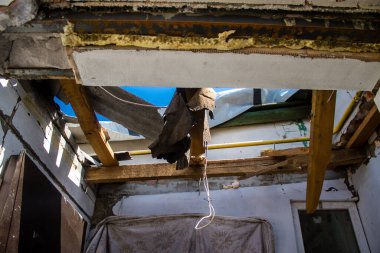 Derhachi, Ukrayna, 27 Haziran 2024 Derhachi kasabasındaki yıkılmış ev. Rus kuvvetleri Kharkiv Oblastı 'ndaki Derhachi kasabasını güdümlü bir hava bombasıyla vurdular..