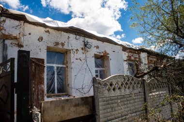 Derhachi, Ukrayna, 27 Haziran 2024 Derhachi kasabasındaki yıkılmış ev. Rus kuvvetleri Kharkiv Oblastı 'ndaki Derhachi kasabasını güdümlü bir hava bombasıyla vurdular..