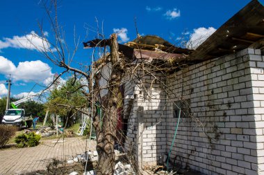 Derhachi, Ukrayna, 27 Haziran 2024 Derhachi kasabasındaki yıkılmış ev. Rus kuvvetleri Kharkiv Oblastı 'ndaki Derhachi kasabasını güdümlü bir hava bombasıyla vurdular..