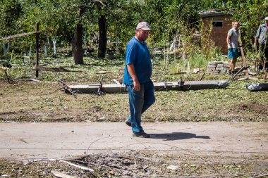 Derhachi, Ukrayna, 27 Haziran 2024 Derhachi kasabasındaki yıkılmış evlerin sakinleri Rus kuvvetlerinin güdümlü hava bombasıyla yaptığı saldırının ardından enkazı temizledi..