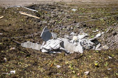 Derhachi, Ukrayna, 27 Haziran 2024 Derhachi kasabasındaki yıkılmış ev. Rus kuvvetleri Kharkiv Oblastı 'ndaki Derhachi kasabasını güdümlü bir hava bombasıyla vurdular..