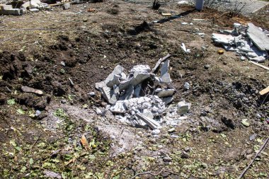 Derhachi, Ukrayna, 27 Haziran 2024 Derhachi kasabasındaki yıkılmış ev. Rus kuvvetleri Kharkiv Oblastı 'ndaki Derhachi kasabasını güdümlü bir hava bombasıyla vurdular..