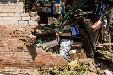 Derhachi, Ukrayna, 27 Haziran 2024 Derhachi kasabasındaki yıkılmış ev. Rus kuvvetleri Kharkiv Oblastı 'ndaki Derhachi kasabasını güdümlü bir hava bombasıyla vurdular..