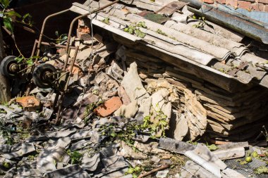 Derhachi, Ukrayna, 27 Haziran 2024 Derhachi kasabasındaki yıkılmış ev. Rus kuvvetleri Kharkiv Oblastı 'ndaki Derhachi kasabasını güdümlü bir hava bombasıyla vurdular..