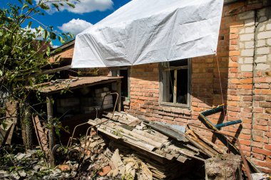 Derhachi, Ukrayna, 27 Haziran 2024 Derhachi kasabasındaki yıkılmış ev. Rus kuvvetleri Kharkiv Oblastı 'ndaki Derhachi kasabasını güdümlü bir hava bombasıyla vurdular..