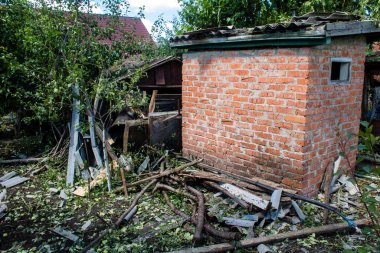 Derhachi, Ukrayna, 27 Haziran 2024 Derhachi kasabasındaki yıkılmış ev. Rus kuvvetleri Kharkiv Oblastı 'ndaki Derhachi kasabasını güdümlü bir hava bombasıyla vurdular..