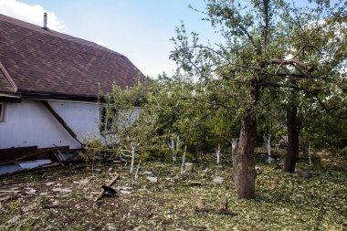 Derhachi, Ukrayna, 27 Haziran 2024 Derhachi kasabasındaki yıkılmış ev. Rus kuvvetleri Kharkiv Oblastı 'ndaki Derhachi kasabasını güdümlü bir hava bombasıyla vurdular..