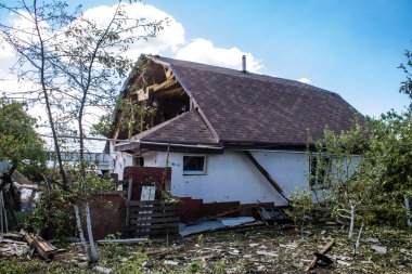 Derhachi, Ukrayna, 27 Haziran 2024 Derhachi kasabasındaki yıkılmış ev. Rus kuvvetleri Kharkiv Oblastı 'ndaki Derhachi kasabasını güdümlü bir hava bombasıyla vurdular..