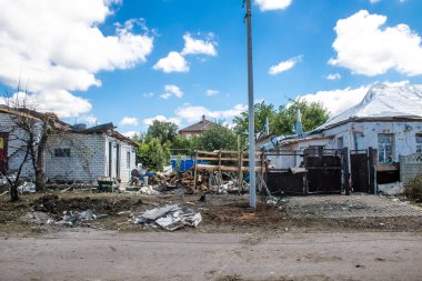 Derhachi, Ukrayna, 27 Haziran 2024 Derhachi kasabasındaki yıkılmış ev. Rus kuvvetleri Kharkiv Oblastı 'ndaki Derhachi kasabasını güdümlü bir hava bombasıyla vurdular..
