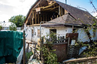 Derhachi, Ukrayna, 27 Haziran 2024 Derhachi kasabasındaki yıkılmış ev. Rus kuvvetleri Kharkiv Oblastı 'ndaki Derhachi kasabasını güdümlü bir hava bombasıyla vurdular..