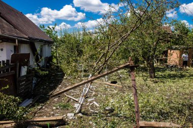 Derhachi, Ukrayna, 27 Haziran 2024 Derhachi kasabasındaki yıkılmış ev. Rus kuvvetleri Kharkiv Oblastı 'ndaki Derhachi kasabasını güdümlü bir hava bombasıyla vurdular..