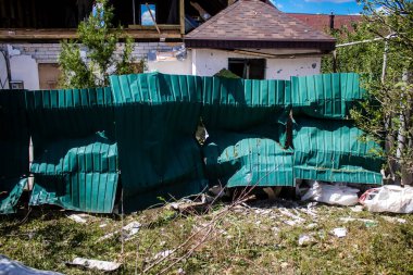Derhachi, Ukrayna, 27 Haziran 2024 Derhachi kasabasındaki yıkılmış ev. Rus kuvvetleri Kharkiv Oblastı 'ndaki Derhachi kasabasını güdümlü bir hava bombasıyla vurdular..