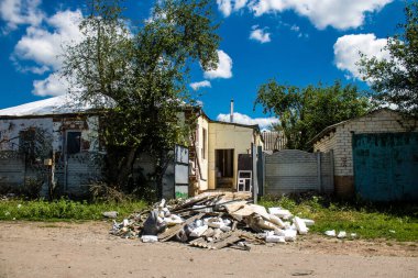 Derhachi, Ukrayna, 27 Haziran 2024 Derhachi kasabasındaki yıkılmış ev. Rus kuvvetleri Kharkiv Oblastı 'ndaki Derhachi kasabasını güdümlü bir hava bombasıyla vurdular..