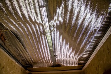 Derhachi, Ukrayna, 27 Haziran 2024 Derhachi kasabasındaki yıkılmış ev. Rus kuvvetleri Kharkiv Oblastı 'ndaki Derhachi kasabasını güdümlü bir hava bombasıyla vurdular..