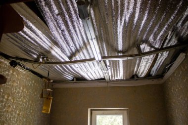 Derhachi, Ukrayna, 27 Haziran 2024 Derhachi kasabasındaki yıkılmış ev. Rus kuvvetleri Kharkiv Oblastı 'ndaki Derhachi kasabasını güdümlü bir hava bombasıyla vurdular..