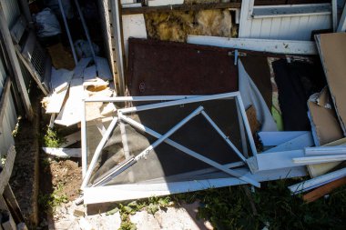 Derhachi, Ukrayna, 27 Haziran 2024 Derhachi kasabasındaki yıkılmış ev. Rus kuvvetleri Kharkiv Oblastı 'ndaki Derhachi kasabasını güdümlü bir hava bombasıyla vurdular..