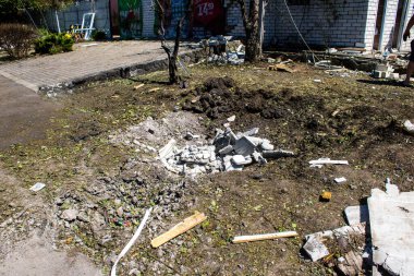 Derhachi, Ukrayna, 27 Haziran 2024 Derhachi kasabasındaki yıkılmış ev. Rus kuvvetleri Kharkiv Oblastı 'ndaki Derhachi kasabasını güdümlü bir hava bombasıyla vurdular..