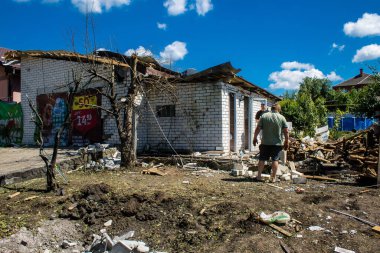 Derhachi, Ukrayna, 27 Haziran 2024 Derhachi kasabasındaki yıkılmış ev. Rus kuvvetleri Kharkiv Oblastı 'ndaki Derhachi kasabasını güdümlü bir hava bombasıyla vurdular..