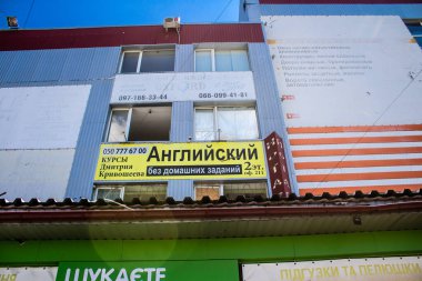 Derhachi, Ukrayna, 27 Haziran 2024 Derhachi kasabasındaki Hasarlı Sivil altyapı. Rus kuvvetleri Kharkiv Oblastı 'ndaki Derhachi kasabasını güdümlü bir hava bombasıyla vurdular..