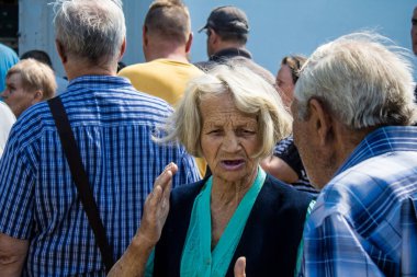 Derhachi, Ukrayna, 27 Haziran 2024. İnsani yardım, Rus kuvvetleri şehre güdümlü hava bombasıyla saldırdığında evleri hasar gören veya yok olan Derhachi kasabasına yardım ediyor..