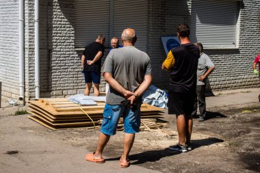 Derhachi, Ukrayna, 27 Haziran 2024. İnsani yardım, Rus kuvvetleri şehre güdümlü hava bombasıyla saldırdığında evleri hasar gören veya yok olan Derhachi kasabasına yardım ediyor..