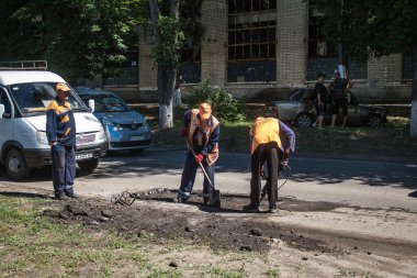 Derhachi, Ukrayna, 27 Haziran 2024. Derhachi şehrinin teknik servisleri, güdümlü hava bombasıyla yapılan bir saldırı sonrasında hasar gören elektrik ve gaz sistemini onarıyor..