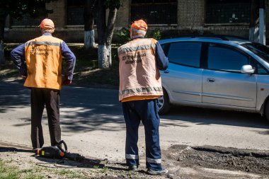 Derhachi, Ukrayna, 27 Haziran 2024. Derhachi şehrinin teknik servisleri, güdümlü hava bombasıyla yapılan bir saldırı sonrasında hasar gören elektrik ve gaz sistemini onarıyor..