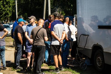 Derhachi, Ukrayna, 27 Haziran 2024. İnsani yardım, Rus kuvvetleri şehre güdümlü hava bombasıyla saldırdığında evleri hasar gören veya yok olan Derhachi kasabasına yardım ediyor..