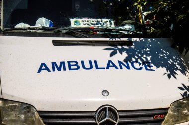 Derhachi, Ukrayna, 27 Haziran 2024. İnsani yardım, Rus kuvvetleri şehre güdümlü hava bombasıyla saldırdığında evleri hasar gören veya yok olan Derhachi kasabasına yardım ediyor..