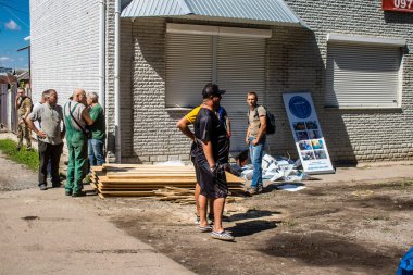Derhachi, Ukrayna, 27 Haziran 2024. İnsani yardım, Rus kuvvetleri şehre güdümlü hava bombasıyla saldırdığında evleri hasar gören veya yok olan Derhachi kasabasına yardım ediyor..