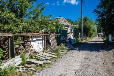 Derhachi, Ukrayna, 27 Haziran 2024 Derhachi kasabasındaki yıkılmış ev. Rus kuvvetleri Kharkiv Oblastı 'ndaki Derhachi kasabasını güdümlü bir hava bombasıyla vurdular..