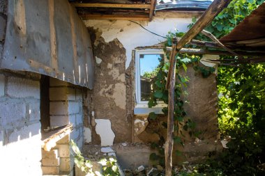 Derhachi, Ukrayna, 27 Haziran 2024 Derhachi kasabasındaki yıkılmış ev. Rus kuvvetleri Kharkiv Oblastı 'ndaki Derhachi kasabasını güdümlü bir hava bombasıyla vurdular..