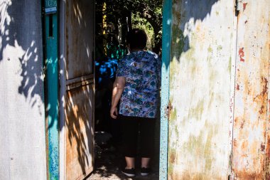 Derhachi, Ukrayna, 27 Haziran 2024 Derhachi kasabasındaki yıkılmış evlerin sakinleri Rus kuvvetlerinin güdümlü hava bombasıyla yaptığı saldırının ardından enkazı temizledi..