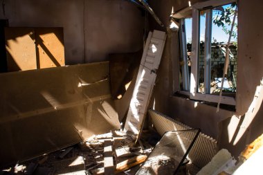 Derhachi, Ukrayna, 27 Haziran 2024 Derhachi kasabasındaki yıkılmış ev. Rus kuvvetleri Kharkiv Oblastı 'ndaki Derhachi kasabasını güdümlü bir hava bombasıyla vurdular..