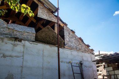 Derhachi, Ukrayna, 27 Haziran 2024 Derhachi kasabasındaki yıkılmış ev. Rus kuvvetleri Kharkiv Oblastı 'ndaki Derhachi kasabasını güdümlü bir hava bombasıyla vurdular..