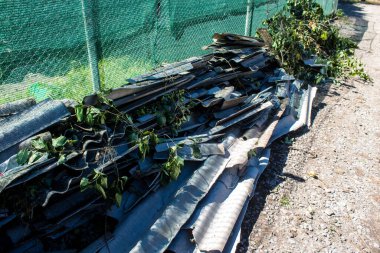 Derhachi, Ukrayna, 27 Haziran 2024 Derhachi kasabasındaki yıkılmış ev. Rus kuvvetleri Kharkiv Oblastı 'ndaki Derhachi kasabasını güdümlü bir hava bombasıyla vurdular..