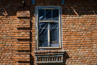 Derhachi, Ukrayna, 27 Haziran 2024 Derhachi kasabasındaki yıkılmış ev. Rus kuvvetleri Kharkiv Oblastı 'ndaki Derhachi kasabasını güdümlü bir hava bombasıyla vurdular..