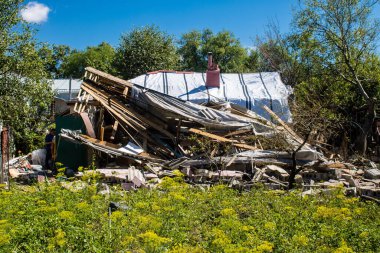 Derhachi, Ukrayna, 27 Haziran 2024 Derhachi kasabasındaki yıkılmış ev. Rus kuvvetleri Kharkiv Oblastı 'ndaki Derhachi kasabasını güdümlü bir hava bombasıyla vurdular..