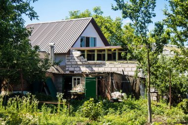 Derhachi, Ukrayna, 27 Haziran 2024 Derhachi kasabasındaki yıkılmış ev. Rus kuvvetleri Kharkiv Oblastı 'ndaki Derhachi kasabasını güdümlü bir hava bombasıyla vurdular..