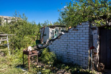 Derhachi, Ukrayna, 27 Haziran 2024 Derhachi kasabasındaki yıkılmış ev. Rus kuvvetleri Kharkiv Oblastı 'ndaki Derhachi kasabasını güdümlü bir hava bombasıyla vurdular..