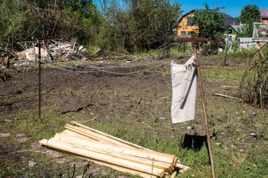 Derhachi, Ukrayna, 27 Haziran 2024 Derhachi kasabasındaki yıkılmış ev. Rus kuvvetleri Kharkiv Oblastı 'ndaki Derhachi kasabasını güdümlü bir hava bombasıyla vurdular..